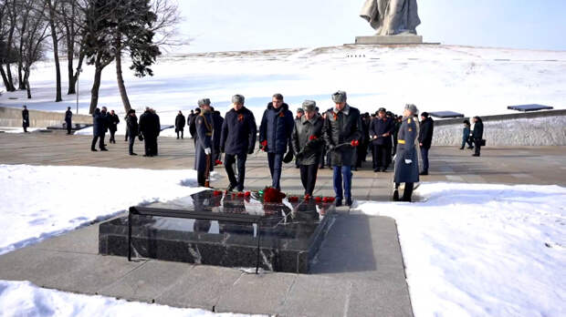 В Волгограде возложили цветы на Мамаевом кургане в честь победы под Сталинградом