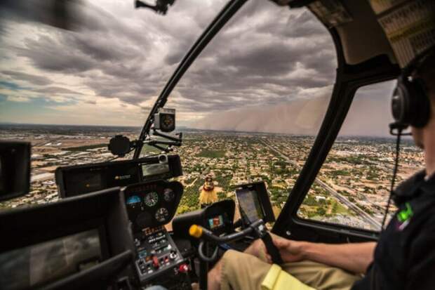 Кабина вертолета, из которой Джейсон ведет съемку вот уже шесть лет  аризона, аэросъемка, вертолет, песчаная буря, природа, стихия, фотография, фотомир