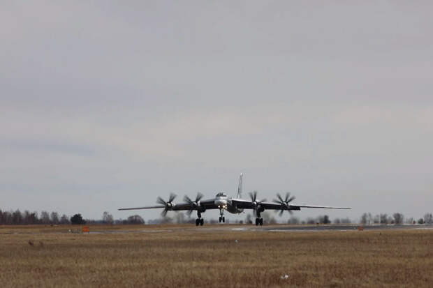 Два стратегических ракетоносца Ту-95мс дальней авиации ВКС России выполнили плановый полет в воздушном пространстве  над нейтральными водами Берингова моря, вблизи западного побережья Аляски