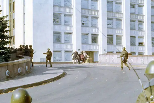Фотография: Расстрел Дома Советов 4 октября 1993 года №28 - BigPicture.ru