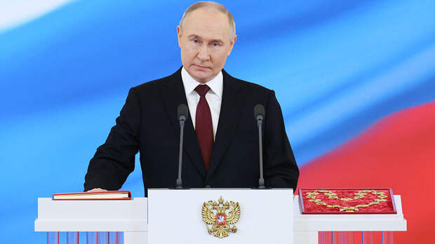 Исторический момент: Путин принес присягу и вступил в должность президента РФ