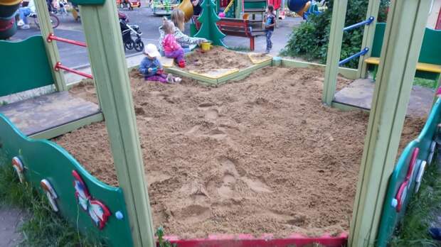 На 1-й Вольской улице довезли песок для детской площадки