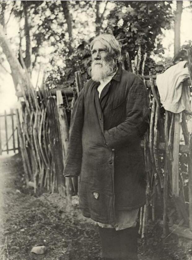 Пожилой мужчина с белесой бородой является известным ижорским рунопевецем.