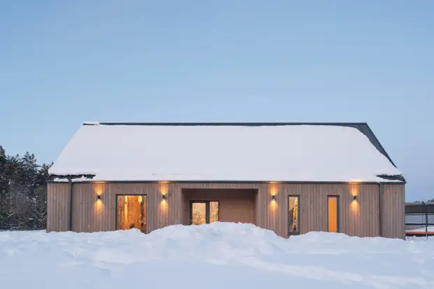Загородный деревянный дом с террасами в Литве