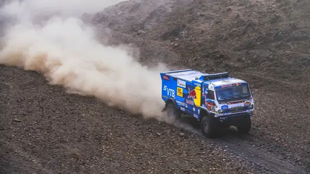 Экипаж Сотникова победил на втором этапа «Дакара»