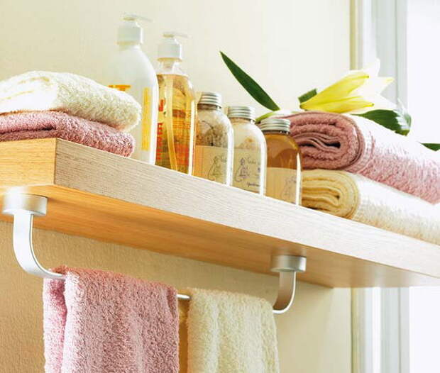 Аксессуары для ванной - держатель для полотенца крепящийся к деревянной полке