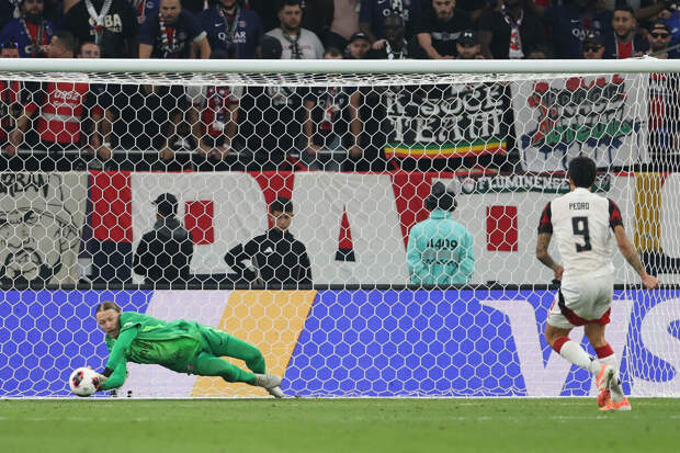 Игрок "ПСЖ" Кварацхелия: Сафонов провел потрясающую игру против "Челси"