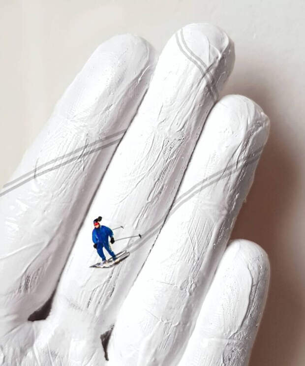 Художница использует свои руки в качестве холста