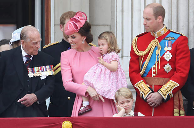 Принц Филипп, Кейт Миддлтон, принцесса Шарлотта, принц Уильям и принц Джордж