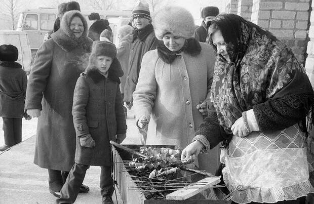 Женщины готовят шашлык Обычные люди, архив, белоруссия, ностальгия, снимки, советская жизнь, фотография