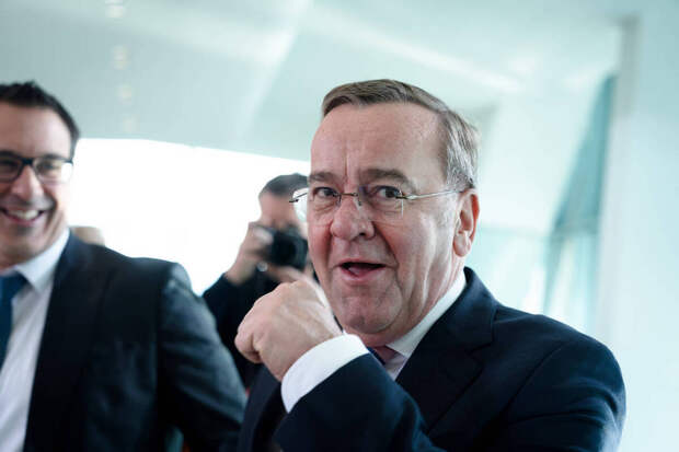 Министр обороны ФРГ повел себя странно после заявления о помощи Украине