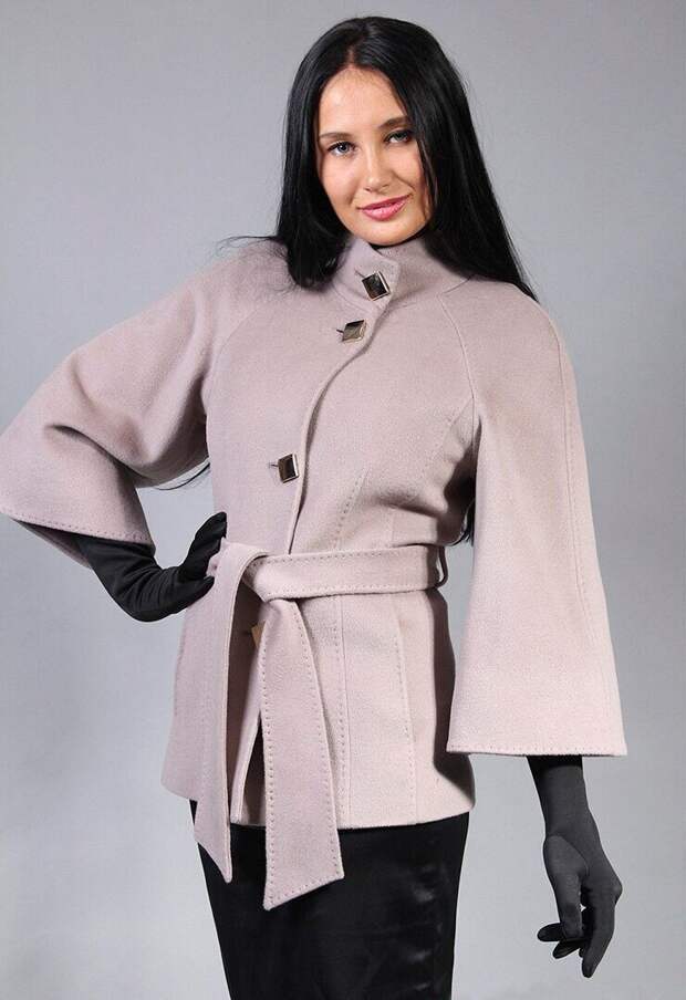 Выбирая новую одежду, важно обращать внимание не только на качество и красоту, но и на актуальность моделей. Дело в том, что вещи, которые давно вышли из моды и устарели, способны добавить возраст.-5