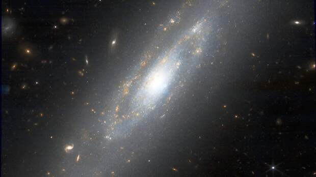 Вселенная по-прежнему хранит в себе множество загадок, и одна из самых интригующих касается скорости ее расширения