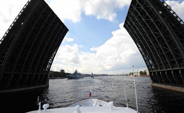 Празднование Дня Военно-Морского Флота. Владимир Путин обошёл на катере строй боевых кораблей и поздравил экипажи с Днём ВМФ.