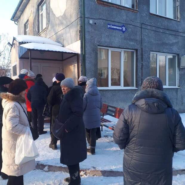 Жалобу на большие очереди в льготную аптеку жительница Кемерово оставила под одним из постов губернатора Кузбасса, сообщает «Прокузбасс.ру». По словам женщины, люди вынуждены часами стоять на улице в ожидании своей очереди в аптеку, которая расположена на улице Космическая, 1Б.