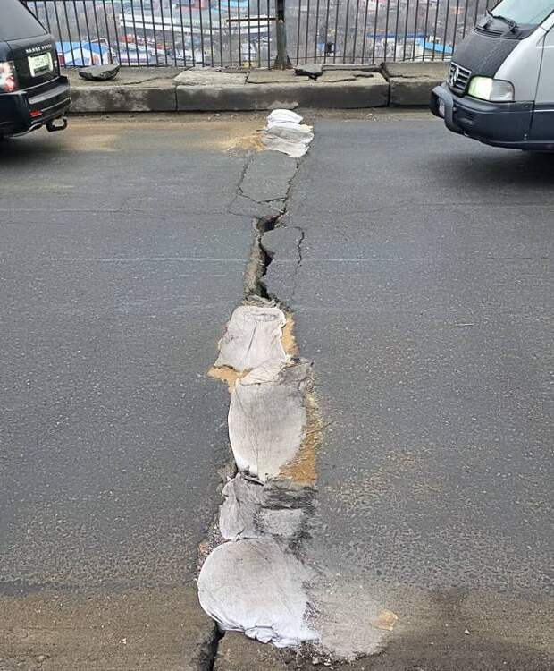 Психанули. Суровые автомобилисты Приморья заделали трещину на мосту мотком