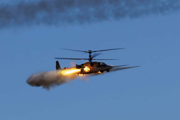 Вертолет Ка-52М ракетами уничтожил опорный пункт, технику и живую силу ВСУ