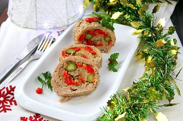 Мясной рулет с огурцами. \ Фото: pinterest.com.