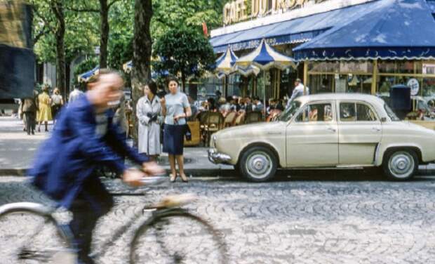 Площадь Трокадеро расположена на самой высокой точке холма. Июнь, 1960 год.