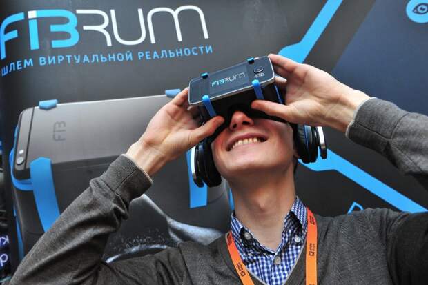 По правилам участники должны показывать и угадывать слова, надев VR-очки/Агентство «Москва»