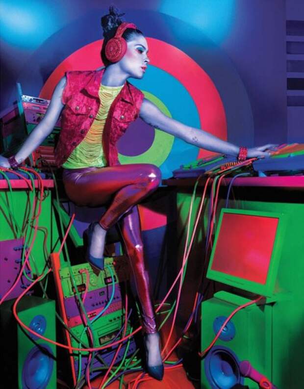Календарь на 2012 год от компании Maybelline 