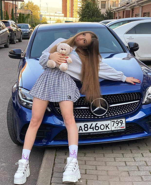 Как одевается самая обсуждаемая 19-летняя девушка Егора Крида, которую не любит Лариса Долина