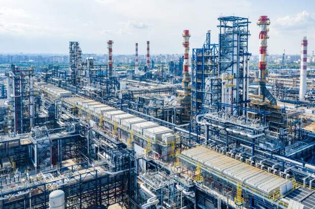 Комбинированная установка переработки нефти "Евро+" на МНПЗ / Фотго: ПАО "Газпром нефть"