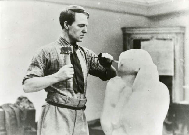 young-henry-moore-sculpture-studio-photo-e1609449421709.jpg