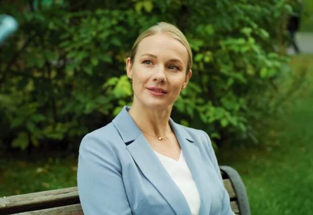 Трое детей, муж из знаменитой династии и более 50 ролей: как живёт 41-летняя Елена Аросьева