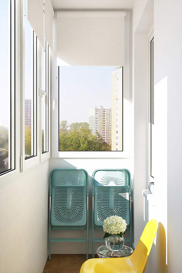 Застекленный балкон со стульями и столиком фото