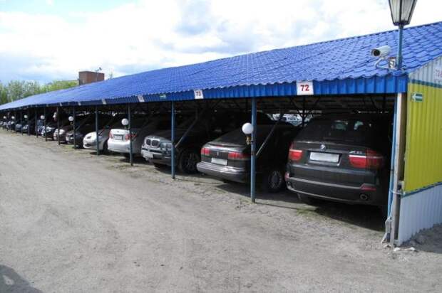 Практичная крытая парковка для автомобилей. |<br> Фото: yarea.ru.