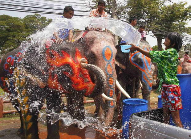 День Songkran в Таиланде.