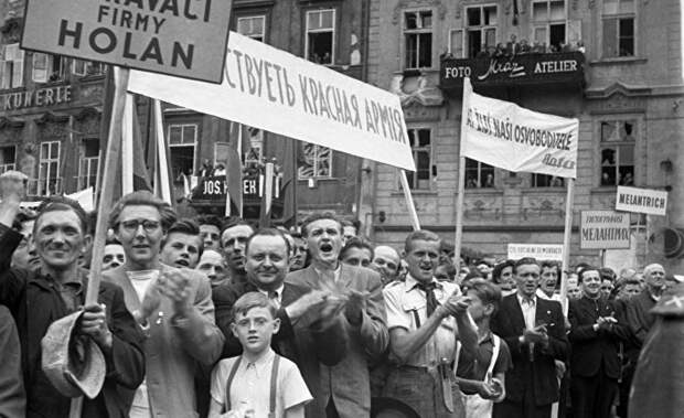 Жители освобожденной от гитлеровцев Праги на митинге дружбы в честь советских воинов-освободителей и победы в войне с фашистской Германией.