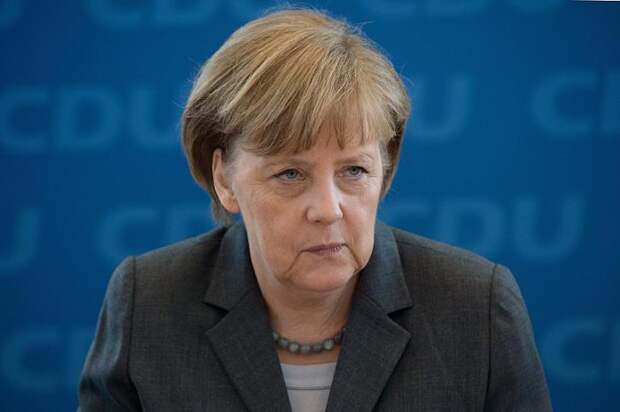 Меркель узнала о победе Штайнмайера «в объятиях» трансвестита