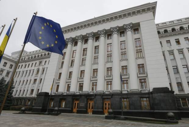 Украинский политолог призвал снять все флаги ЕС с киевских госучреждений Украинский политолог призвал снять все флаги ЕС с киевских госучреждений