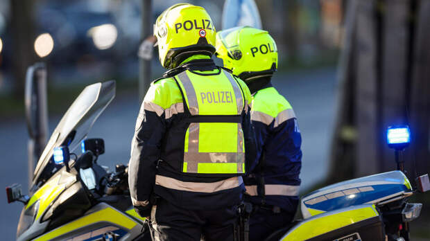 Полицейские ФРГ проверяют школьника из-за плаката с оскорблениями Мерца