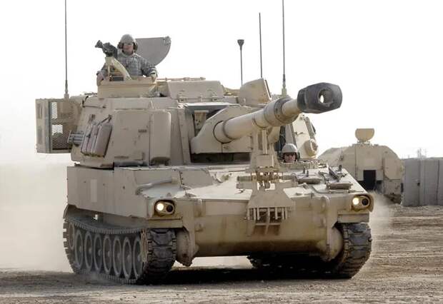 M109 Howitzer похожа на танк, но не это не танк, а самоходная артиллерийская установка класса самоходных гаубиц. Куртящий момент двигателя – 2538 кг/м.