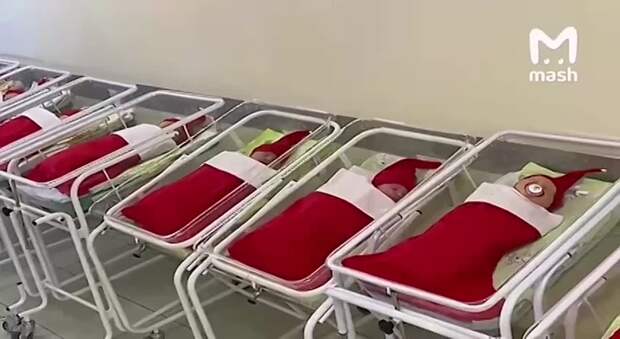 Этим детишкам только предстоит узнать, что Деда Мороза не существует. А пока что...