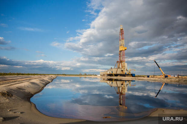 Нефтяная буровая. Ноябрьск, буровая вышка, отражение, водоем, нефтяная вышка, добыча нефти, нефть