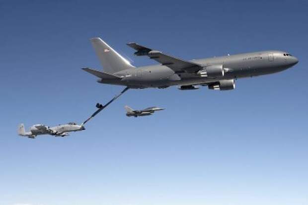 KC-46A USAF (ВВС США), разработанный на основе Boeing 767-200ER, заправляет в полёте штурмовик A-10 Thunderbolt