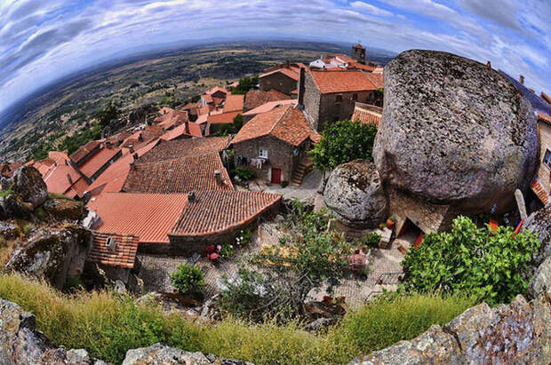 Удивительная деревня Монсанто в Португалии