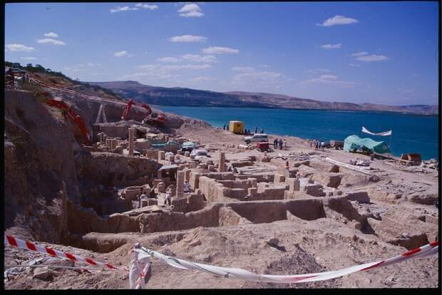 Древний город Зевгма на территории Турции, где нашли мозаику, большей частью находится под водой. археология, история, мозаика