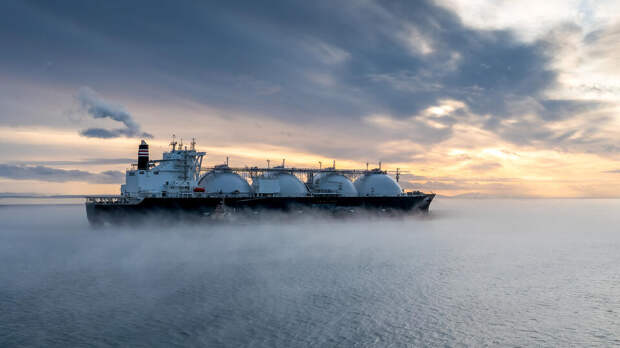 Reuters: танкер для перевозки сжиженного газа загорелся в Средиземном море