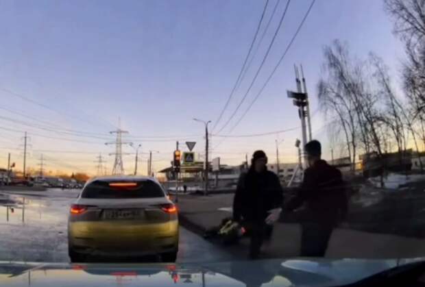 Курьер вырубил водителя, который его обрызгал