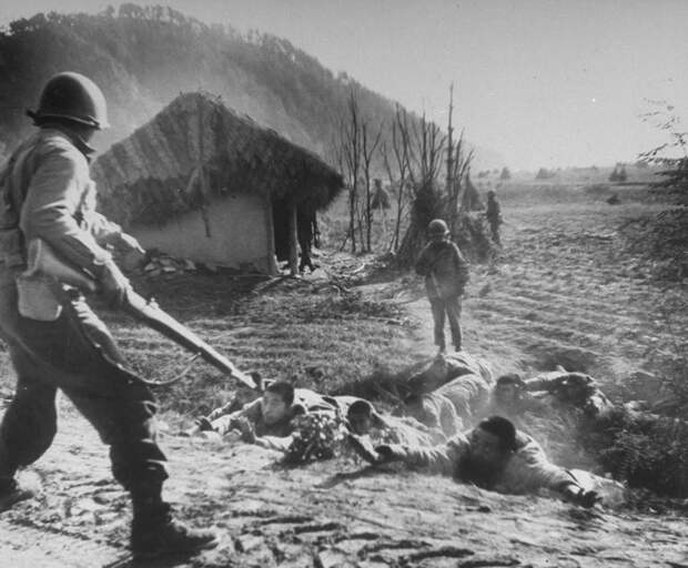 Американские солдаты сгоняют в ямы китайских и корейских солдат история, кндр, северная корея