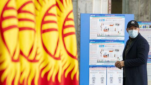 Мужчина голосует на избирательном участке №1213 во время парламентских выборов в Кыргызстане - РИА Новости, 1920, 29.11.2021