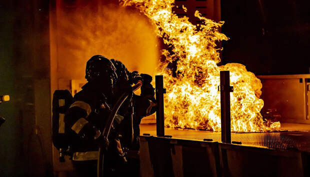 Осторожно, Москва": Кадры пожара в жилом доме в центре Москвы