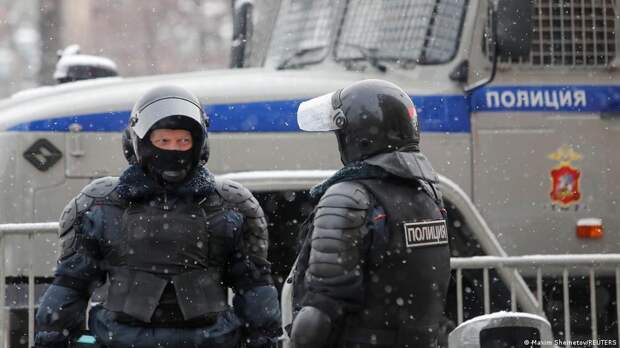 Мужчина в камуфляже открыл огонь по полицейским в Ростовской области