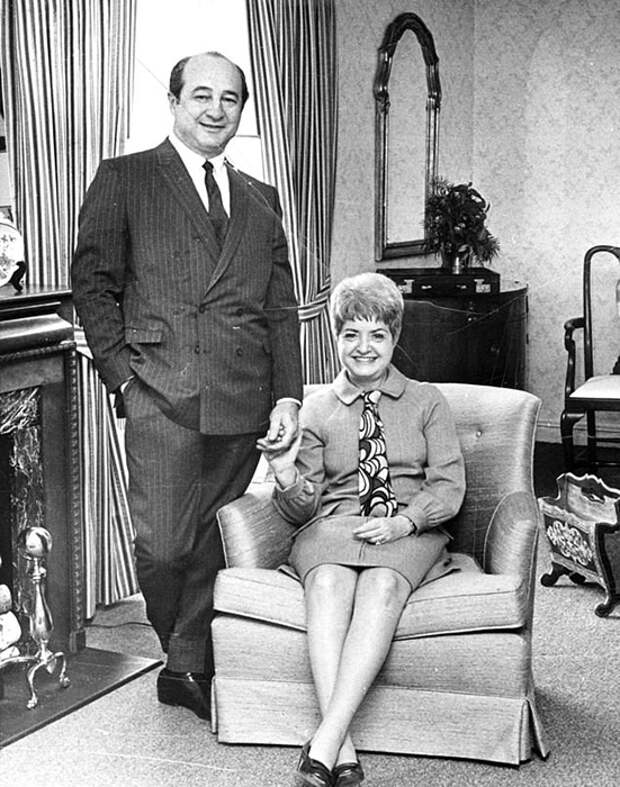 Рут и Эллиот Хендлеры позируют для журнала LIFE, 1968 год.