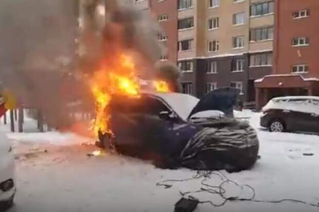 Новосибирец пытался помочь даме завести авто и случайно спалил его дотла